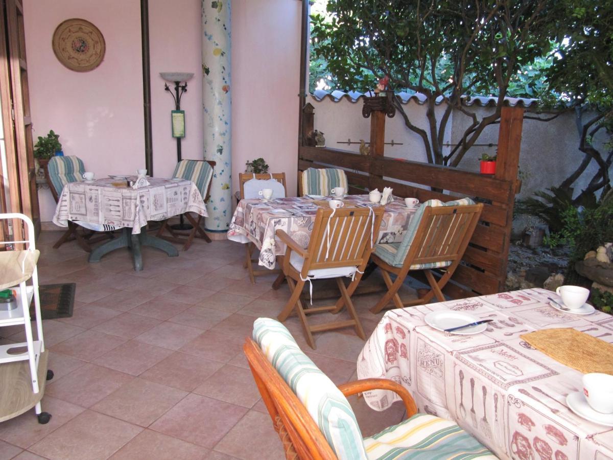 Uras Il Portico B&B 외부 사진