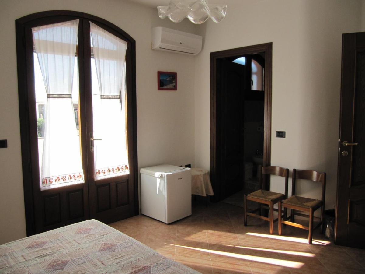 Uras Il Portico B&B 외부 사진